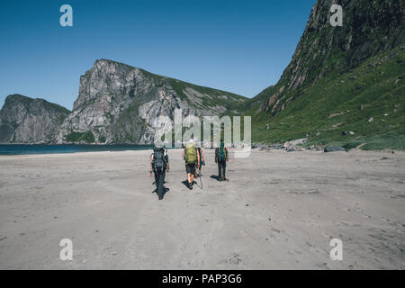 La Norvège, les îles Lofoten, Moskenesoy, les jeunes hommes de la randonnée pour Kvavika Beach Banque D'Images