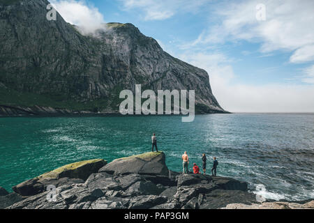 La Norvège, les îles Lofoten, Moskenesoy, les jeunes hommes à la pêche Plage Horseid Banque D'Images