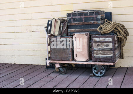 Vintage chariot à bagages à Old Railroad Depot Banque D'Images