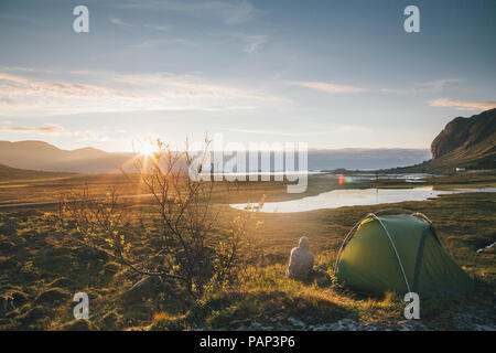 La Norvège, les îles Lofoten, Moskenesoy, jeune homme Hovdanvika au camping Banque D'Images
