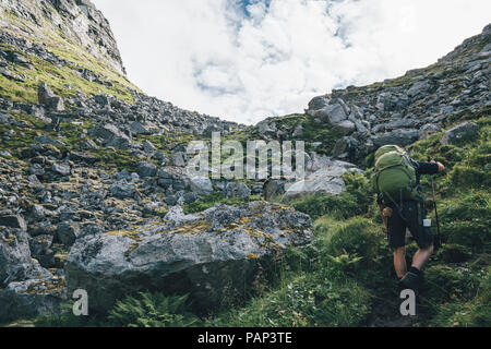 La Norvège, les îles Lofoten, Moskenesoy, jeune homme randonnées à Kvalvika Beach Banque D'Images