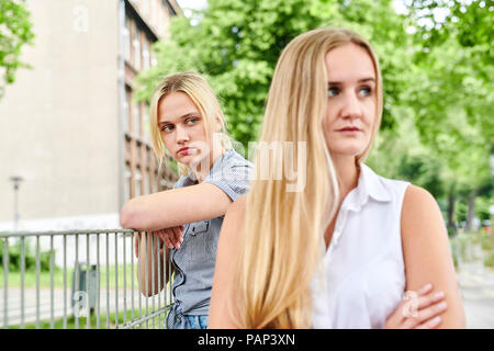 Deux jeunes femmes mécontents à l'extérieur Banque D'Images