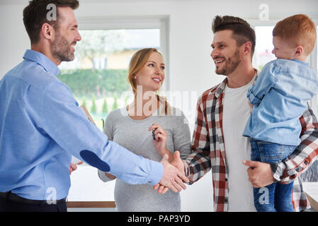 Famille et d'une poignée de main au nouvel appartement Banque D'Images