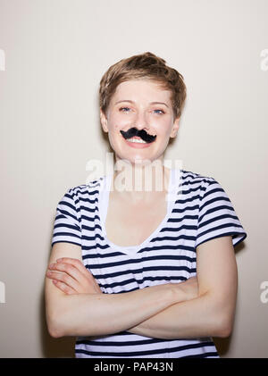 Portrait de femme blonde, cheveux courts, moustache Banque D'Images
