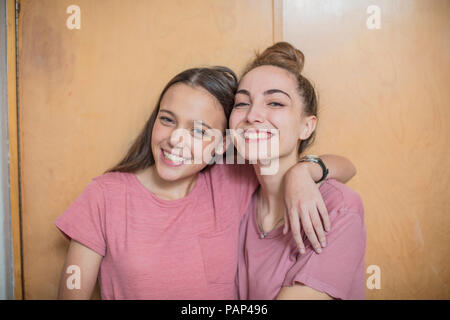 Portrait of two smiling teenage girls hugging Banque D'Images