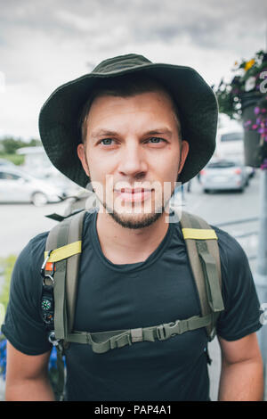 Portrait de backpacker avec chapeau, voyager dans les îles Lofoten Banque D'Images