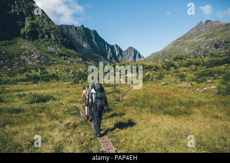 La Norvège, les îles Lofoten, Moskenesoy, les jeunes hommes de la randonnée au Litljordtinden Banque D'Images