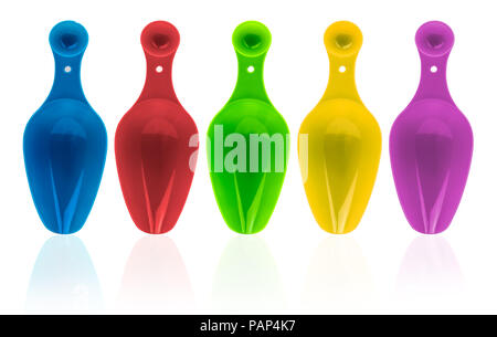 Ensemble de cuillères à mesurer en plastique colorées isolé sur fond blanc avec l'ombre. Bleu, rouge, vert, jaune, violet et cuillère en plastique. Banque D'Images