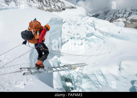 Solo Khumbu, Népal, Everest, Sagamartha National Park, alpiniste crossing cascade au MCG de l'Ouest Banque D'Images