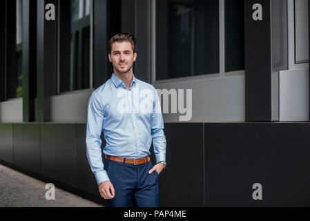 Smiling businessman dans l'immeuble de bureaux à l'extérieur de la ville Banque D'Images