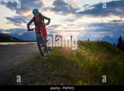 Autriche, Tyrol, hommes et femmes de vélo de montagne de descente Banque D'Images