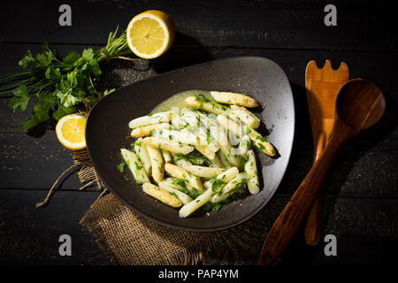 Salade à la ciboulette, le persil et vinaigrette Banque D'Images