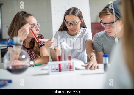 Les élèves en classe de sciences, l'expérimentation avec des tubes à essai Banque D'Images