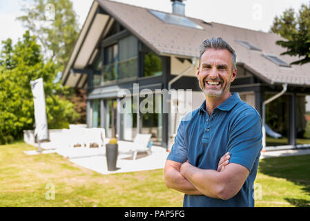 Portrait of happy young dans sa maison de jardin Banque D'Images