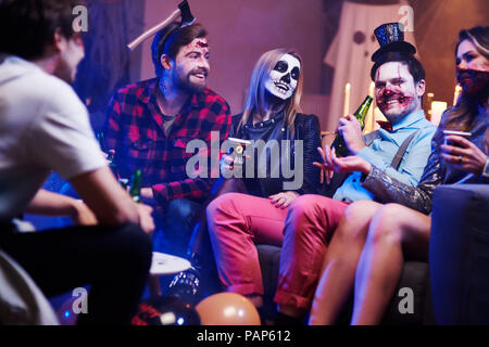 Les amis s'amusant grande Halloween party Banque D'Images