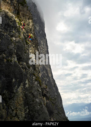 Autriche, Tyrol, deux grimpeurs dans Martinswand Banque D'Images