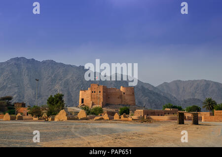 Fujairah fort en vue de l'ancien village ruines.Ce fort a été construit à partir de matériaux locaux impliquant la pierre, gravier, argile, du foin, et le gypse. Banque D'Images