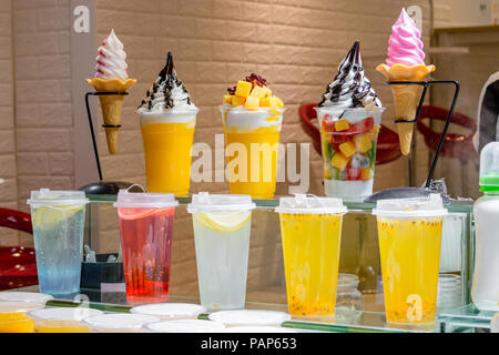 L'article de la crème glacée fraîchement préparée et jus de fruits tropicaux en vitrine de comptoir dans le marché de ville de Chine Yangshuo Banque D'Images