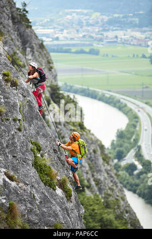 Autriche, Tyrol, deux grimpeurs dans Martinswand Banque D'Images