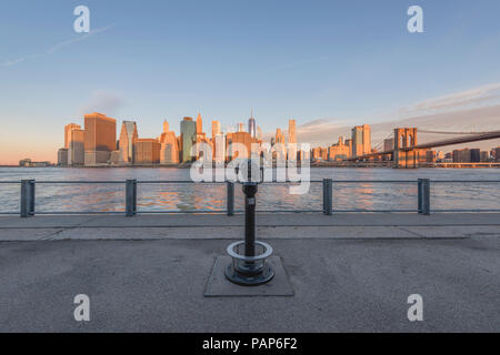 USA, New York, Manhattan, Brooklyn, paysage urbain avec des jumelles à monnayeur Banque D'Images
