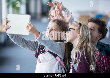 Les élèves heureux de prendre un comprimé à l'école avec des selfies Banque D'Images