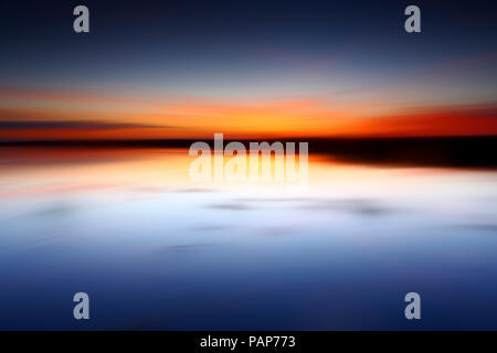 L'Espagne, Castilla y Leon, Province de Zamora, Reserva Natural de Lagunas de Villafafila, lac au coucher du soleil Banque D'Images