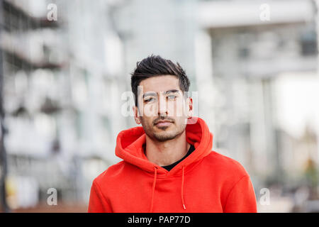 Portrait of fashionable young man wearing red Hooded Jacket Banque D'Images