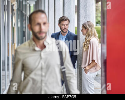 Business people talking outside office building Banque D'Images