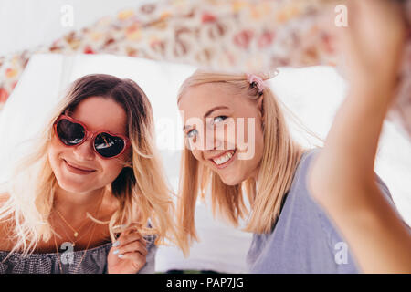 Portrait de deux professionnels des jeunes femmes dans un tipi Banque D'Images