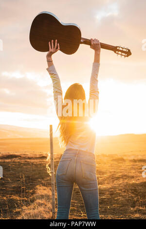 L'Islande, la femme à la guitare au coucher du soleil Banque D'Images