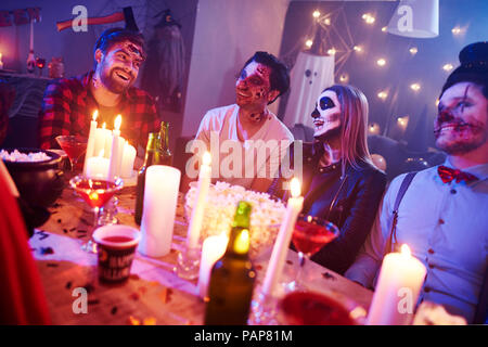 Les amis s'amusant grande Halloween party Banque D'Images