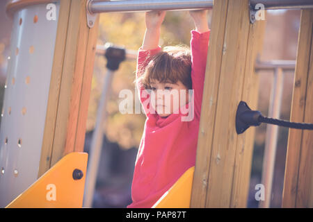 Portrait of smiling little girl on playground Banque D'Images