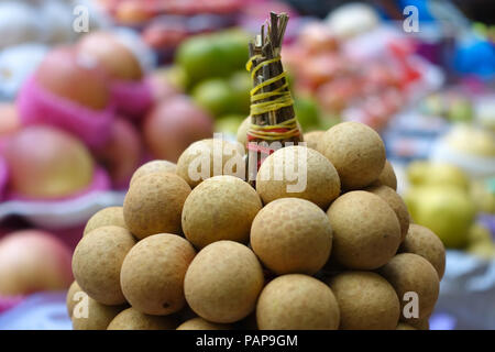 Longane Grappe de fruits tropicaux colorés dans le marché alimentaire de l'Asie du Sud-Est - Intramuros, Manille - Philippines Banque D'Images