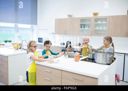 Les élèves de la classe de cuisine cuisiner ensemble dans Banque D'Images