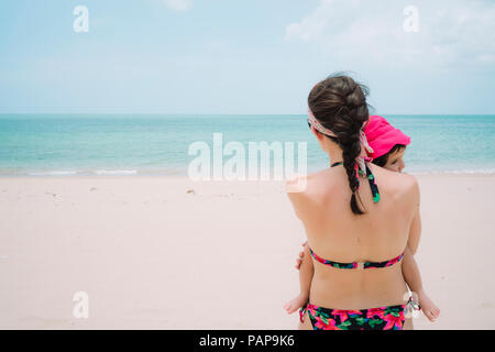 La Thaïlande, Koh Lanta, vue arrière de Femme et fille sur la plage Banque D'Images