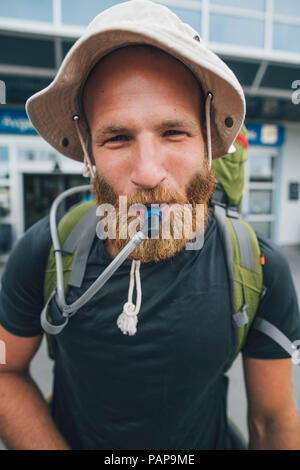 Portrait de backpacker avec chapeau, voyager dans les îles Lofoten Banque D'Images