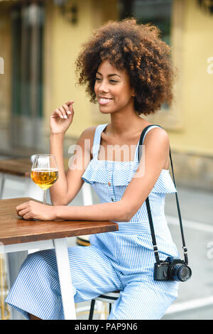 Portrait de jeune femme à la mode avec la consommation de bière à l'extérieur de l'appareil photo Banque D'Images