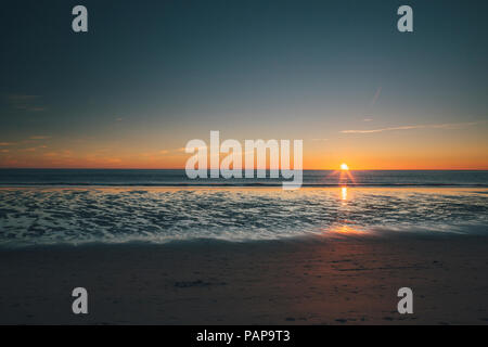 La Norvège, les îles Lofoten, Moskenesoy, Coucher du soleil à Kvalvika Beach Banque D'Images