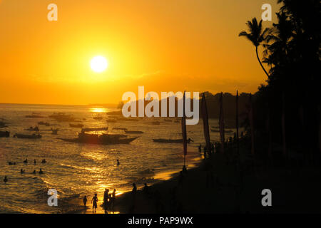 Magnifique coucher de soleil sur la plage d'Alona tropical, et des excursions en bateau et silhouettes touristiques - Bohol, Philippines Banque D'Images