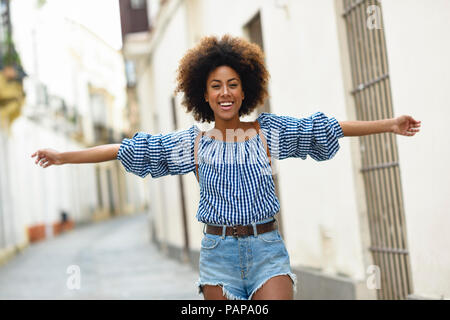 Portrait de jeune femme avec les cheveux bruns bouclés sur la rue Banque D'Images