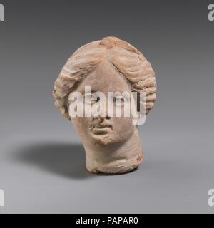 Tête de femme en terre cuite. Culture : le grec. Dimensions : H. 1 3/4 in. (4,4 cm). Date : 3ème-2ème siècle avant J.-C.. Le port d'un sphendonè. Musée : Metropolitan Museum of Art, New York, USA. Banque D'Images