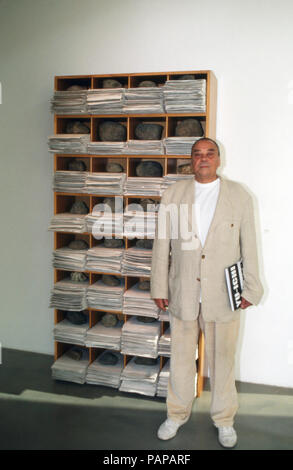 Maler und Objektkünstler Günther Uecker bei senneur Ausstellung 'Zeichen Setzen' bei der Langen Foundation à Neuss, Allemagne 2005. Artiste peintre allemand et de l'objet à son Guenther Uecker exposition 'Zeichen Setzen' à la Fondation Langen à Neuss, Allemagne 2005. Banque D'Images