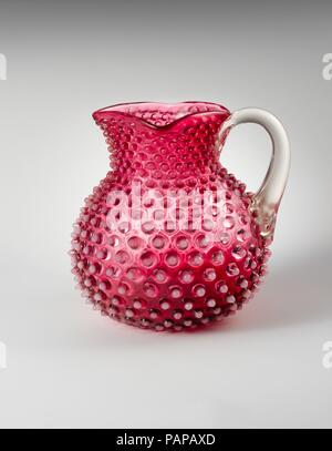 Hobnail Pitcher. Culture : L'Américain. Dimensions : H. 7 5/8 in. (19,4 cm). Bouilloire : Probablement Hobbs, Brockunier and Company (1863-1891). Date : après 1886. Musée : Metropolitan Museum of Art, New York, USA. Banque D'Images