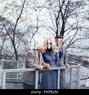Der amerikanische le sénateur Edward Ted Kennedy mit Ehefrau Joan treffen dirigent d'Arthur Fiedler Besuch bei einem à Bonn, Allemagne 1971. Le sénateur américain Edward Ted Kennedy et son épouse Joan séance d'orchestre Arthur Fiedler lors d'une visite à Bonn, Allemagne 1971. Banque D'Images