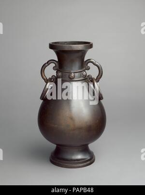 (Un vase d'une paire). Culture : la Chine. Dimensions : H. 10 1/2 in. (26,7 cm) ; Diam. 6 in. (15.2 cm) Diam. de rim : 3 3/4 in. (9,5 cm) Diam. de pied : 4 1/8 in. (10,5 cm). Date : le 15e siècle. Ces vases sont stylistiquement compatibles avec Ming imperial navires rituel et sont susceptibles d'avoir été les produits des ateliers impériaux du quinzième siècle. A l'origine, ils auraient servi de vases à fleurs sur un autel rituel, où ils auraient été placés avec un brûleur d'encens et deux chandeliers. Musée : Metropolitan Museum of Art, New York, USA. Banque D'Images