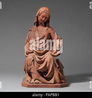 Enthroned Virgin. Artiste : Goro di Gregorio (Italien, Sienne, active ca. 1300-1334). Culture : l'italien. Dimensions : hors tout : 17 x 10 5/8 x 9 1/2 in. (44,8 x 25,4 x 24,1 cm). Date : première moitié du xive siècle. Ce travail est un rare exemple encore de sculpture médiévale en terre cuite--pas d'autres exemples italien de l'époque existent aujourd'hui. L'sketchiness de la modélisation et de l'omission de la figure de l'Enfant Jésus, entre autres détails, suggèrent que la sculpture était probablement créé comme un modèle de l'atelier plutôt que comme une pièce finie. Il a été proposé que la terre cuite a été faite comme une goldsmi Banque D'Images