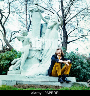 Der französische Schlager- und Protestsänger Antoine im Parc Monceau à Paris, Frankreich 1968. Schlager français et de protestation au chanteur Antoine jardins Monceau Paris, France, 1968. Banque D'Images