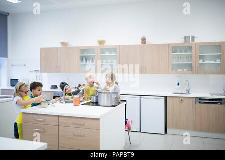 Les élèves de la classe de cuisine cuisiner ensemble dans Banque D'Images