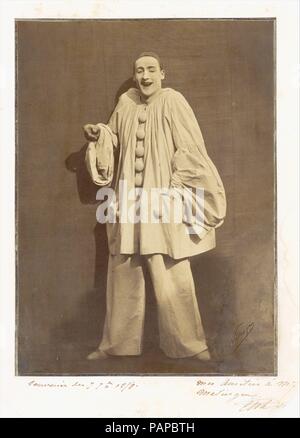 Pierrot en riant. Artiste : Adrien Tournachon (Français, 1825-1903) ; Nadar (français, Paris 1820-1910 Paris). Dimensions : 27,3 x 19,8 cm (10 3/4 x 7 13/16 in.). Personne en photographie : Jean-Charles Deburau (Français, 1829-1873). Date : 1855. Nous devons l'image contemporaine de Pierrot au célèbre mime Jean-Gaspard Baptiste, qui a remplacé le Duburau ruff et large white hat de la commedia dell'arte avec le caractère de la vierge noir long visage et chapeau de crâne que nous reconnaissons aujourd'hui. Duburau Charles, son fils et également d'un mime, a été posée par Nadar et son frère Adrien de poser pour une série de têtes d'expression' Banque D'Images