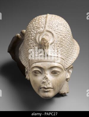 Tête de Toutankhamon. Dimensions : H. 17,2 cm (6 3/4 in.) ; W. 16 cm (6 5/16 in.) ; D. 23,6 cm (9 5/16 in.). Dynastie DYNASTIE : 18. Règne : règne de Toutankhamon. Date : ca. 1336-1327 av. J.-C.. Cette tête est un fragment d'une statue qui représentait un dieu assis sur un trône avec le jeune roi Toutankhamon en face de lui. La figure du roi était considérablement plus faible que celle du dieu, indiquant son statut de subordination dans la présence de la déité. Tout ce qui reste de la dieu est sa main droite, qui touche l'arrière de la couronne du roi dans un geste qui témoigne de l'investiture comme roi Toutankhamon. D Banque D'Images